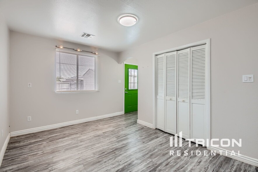 Building Photo - 14033 N 49th Ave