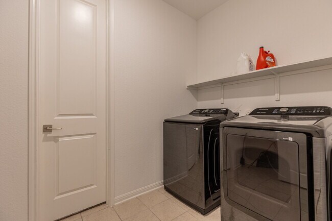 Building Photo - 2332 Giona Pl
