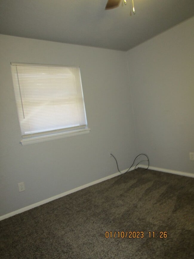 Building Photo - Great home located on the eastside, walking distance to MacArthur Schools.