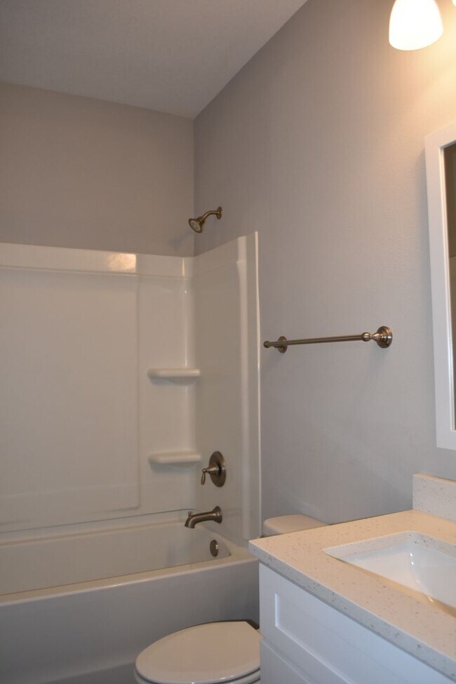 Building Photo - Available June 1 Three Bedroom Townhouse a...