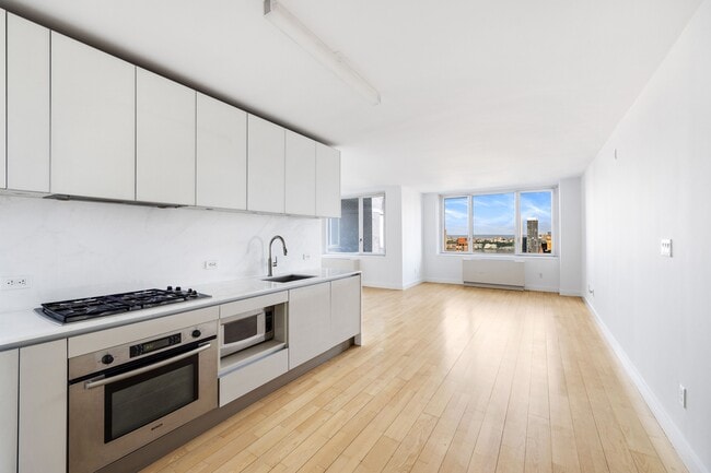 Primary Photo - 322 W 57th St