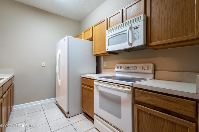 Building Photo - 10550 Baymeadows Rd