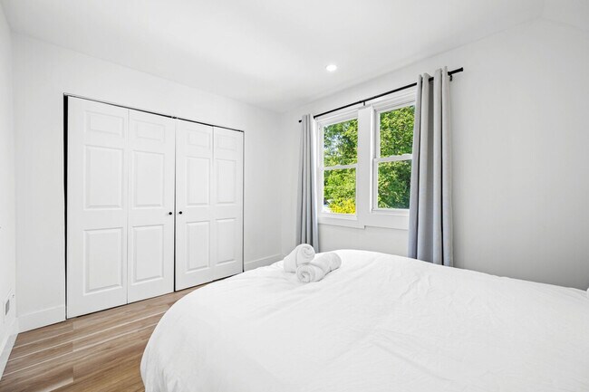 Building Photo - 906 Villa Ave