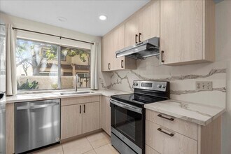 Building Photo - Spacious Tri-Level Townhome with Private Garage and Renovated Kitchen