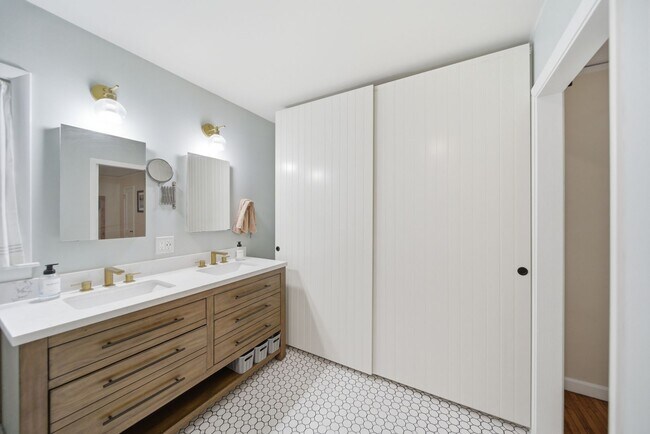 Building Photo - Charming Midtown bungalow just minutes from downtown!