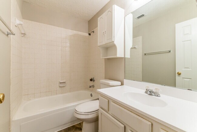 Building Photo - 1345 Overlook Dr