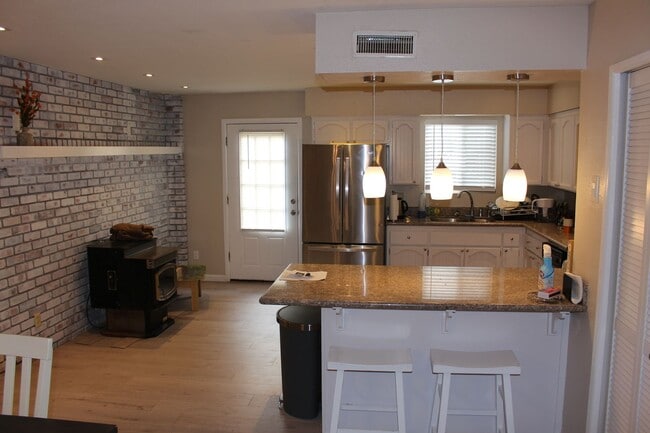 Building Photo - 4-Bedroom Furnished Home in University Hei...