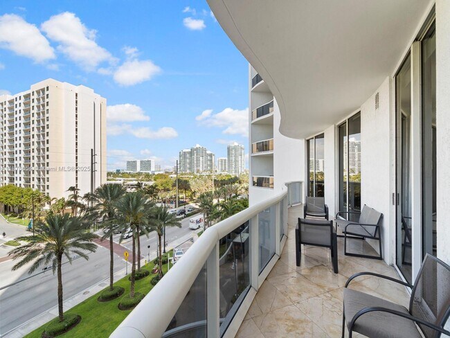 Building Photo - 15901 Collins Ave