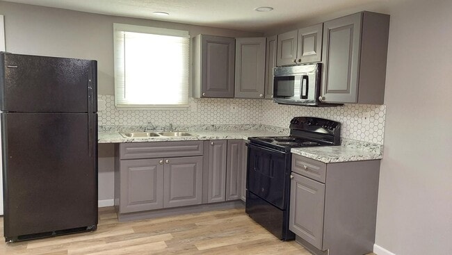 Building Photo - AVAILABLE 3/9/26  Very Nice 3BR/1BA Single Family Home on Quiet Street