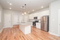 Building Photo - Large Point Breeze Home