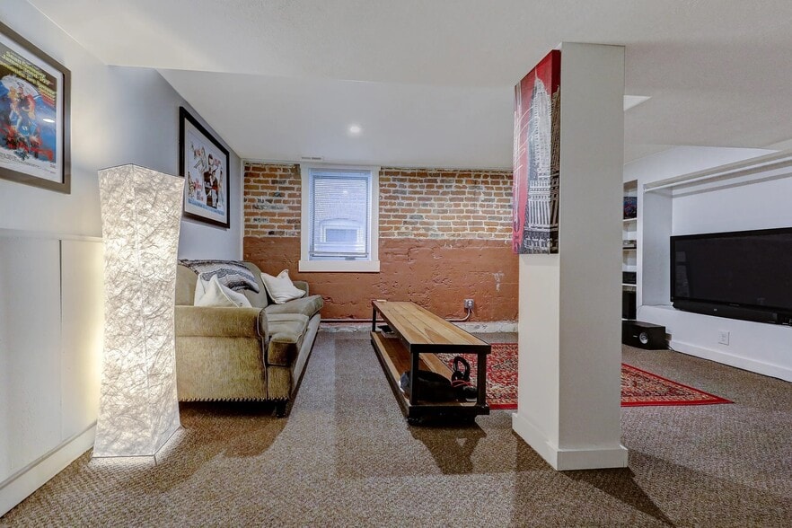 Building Photo - 658 S 26th Ave