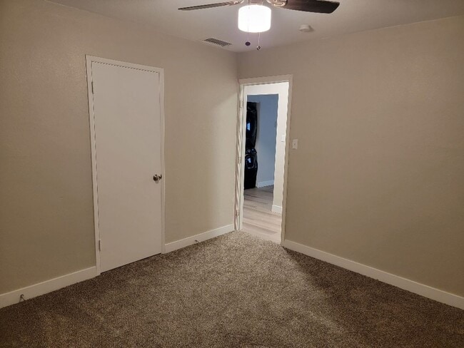 Building Photo - 3 BEDROOM**UPGRADES*CLOSE TO AREA SCHOOLS ...