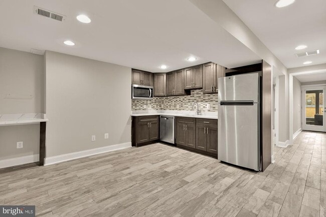 Building Photo - 2228 Kearny St NE