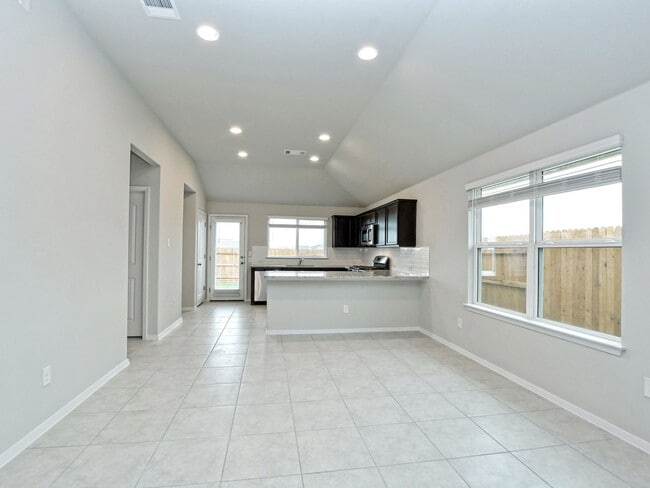 Building Photo - 3 BR / 2 BA - 1533 SF in Bastrop - Close t...