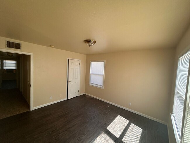 Building Photo - Affordable in Northwest Hanford with central air