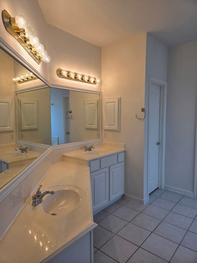 Building Photo - 1227 Ventura Canyon Dr