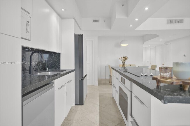 Building Photo - 4775 Collins Ave