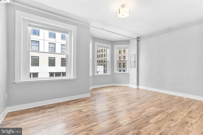 Building Photo - 200 W 10th St