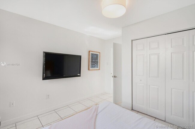 Building Photo - 5943 Biscayne Blvd