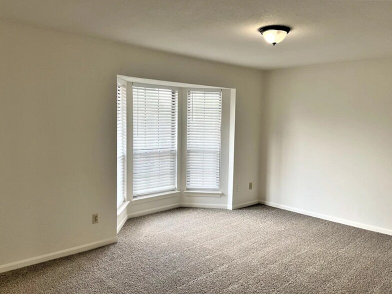 Building Photo - 1803 Shoreline Dr