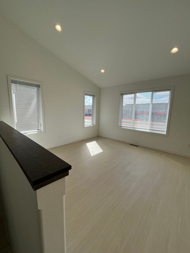 Building Photo - 3 Bed 3 Bath Townhome