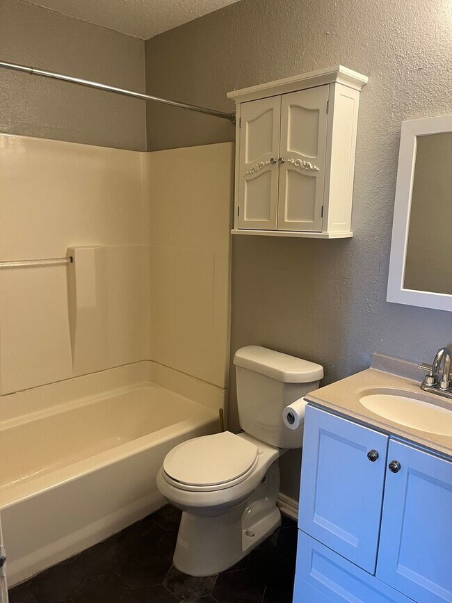 Building Photo - 2 Bedroom Townhome in Austin