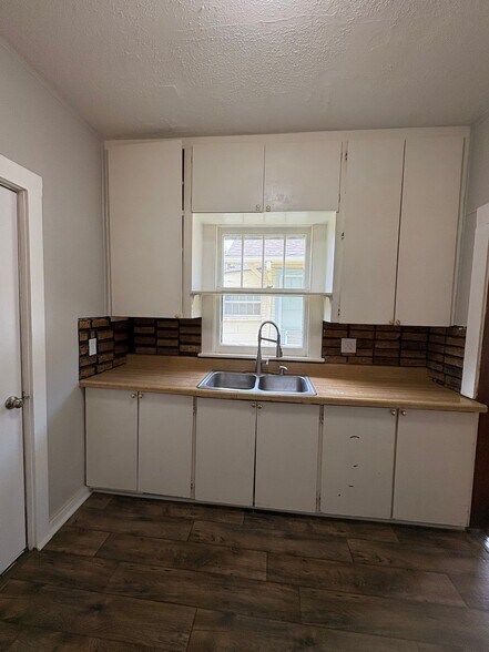 Building Photo - 413 S Phillips Ave