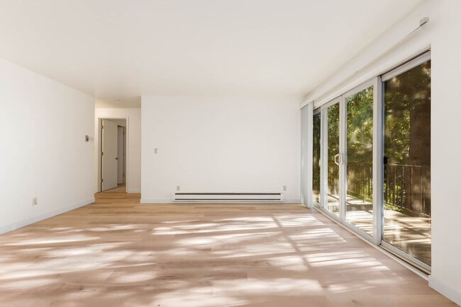 Building Photo - 1 Bedroom 1 Bath Condo in Kirkland, new flooring plus great amenities!