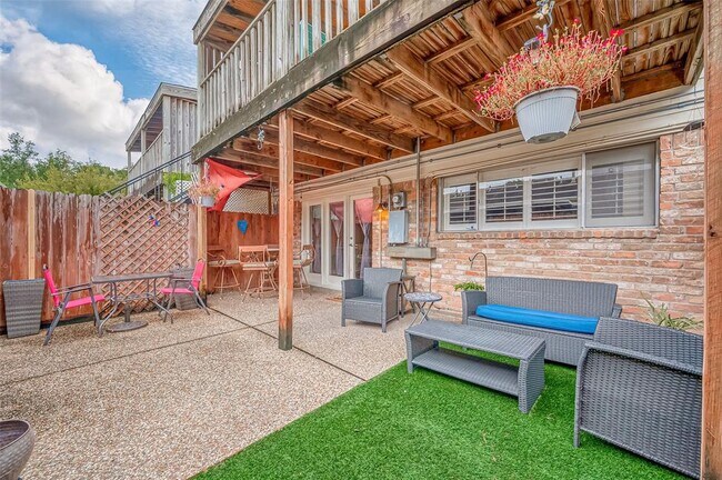 Building Photo - 12967 Trail Hollow Dr