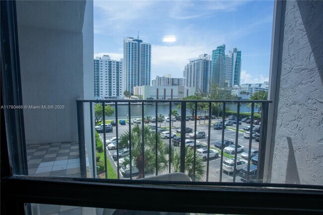Building Photo - 800 Parkview Dr