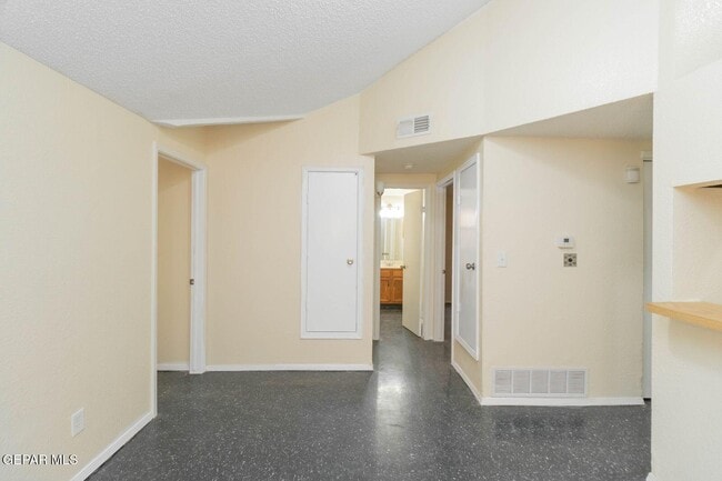 Building Photo - 11601 Soberana Ln