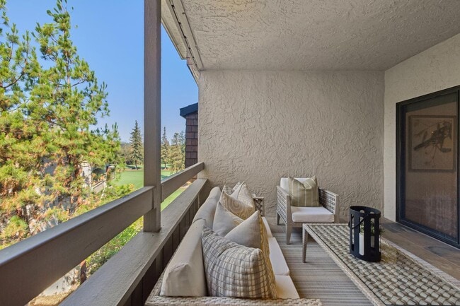 Building Photo - Elegant 2BR Condo with Golf Course Views i...