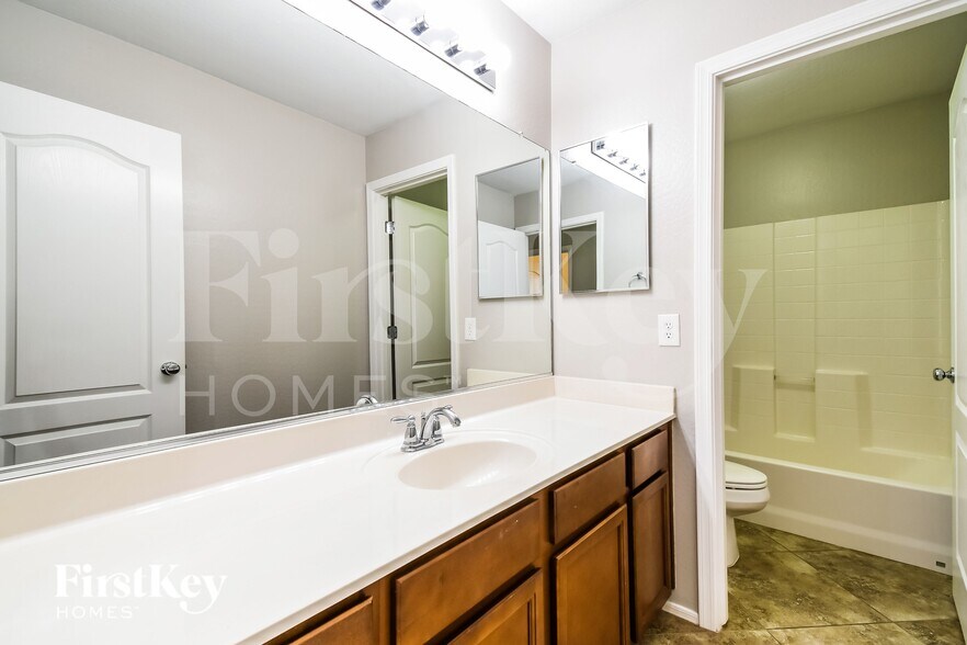 Building Photo - 3531 E Erie St