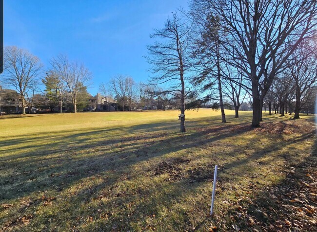 Building Photo - 755 Golf Ln