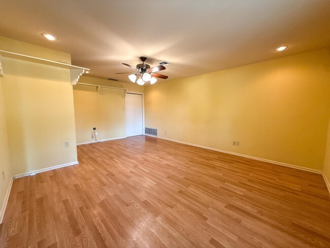 Building Photo - 405 Westmont Dr
