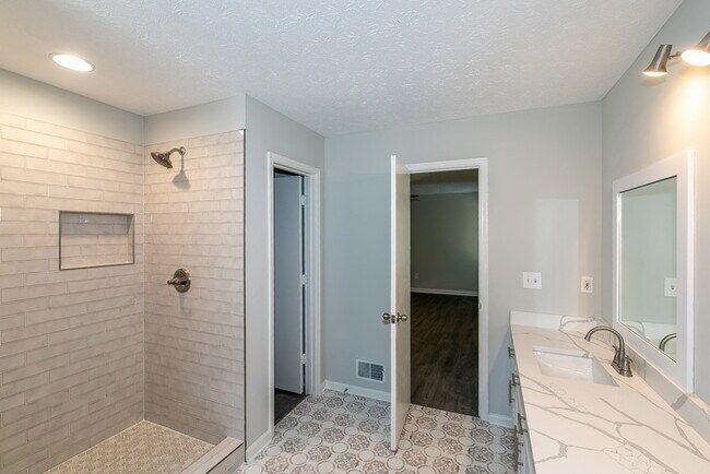 Building Photo - 3941 Kensington Dr