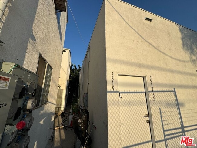 Building Photo - 3519 1/2 Denker Ave