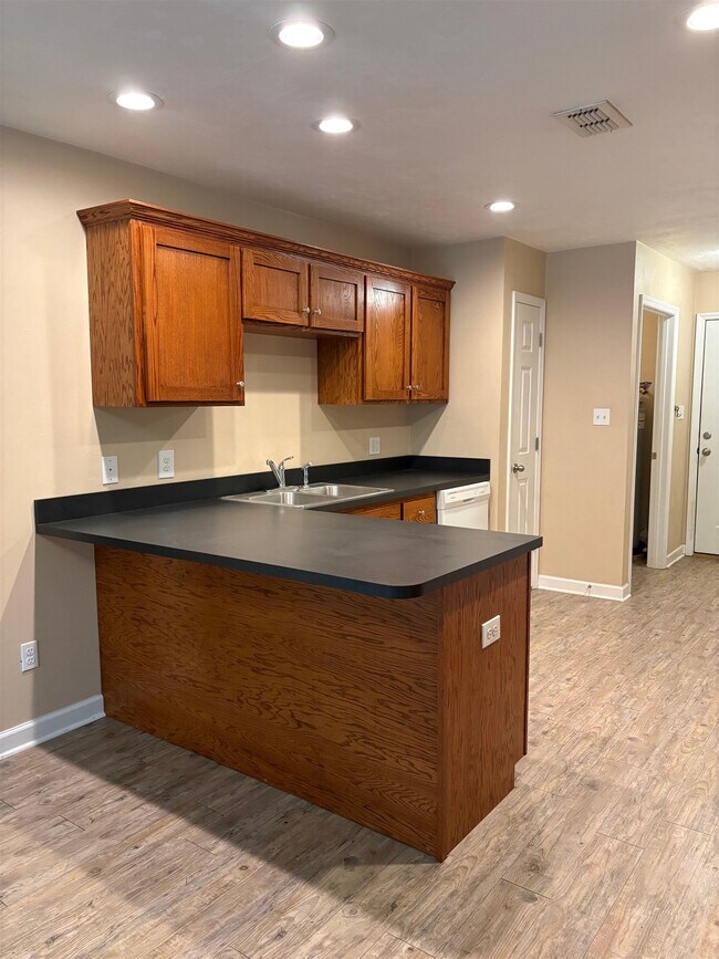 Building Photo - 534 Collins Dr