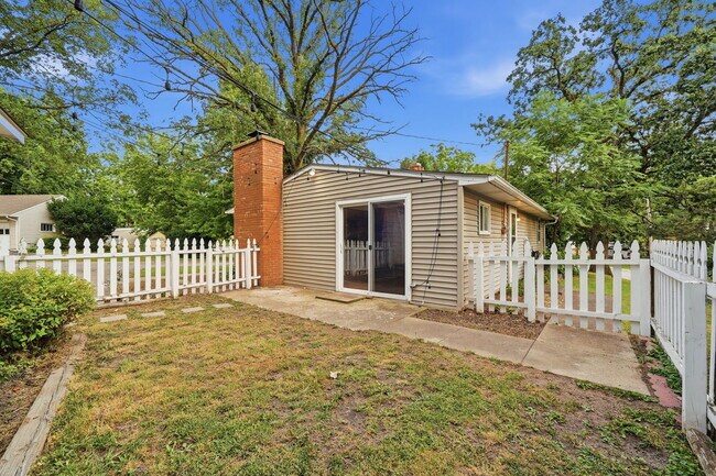 Building Photo - 131 Oak Dr