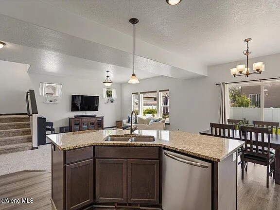 Building Photo - 1824 E Warbler Ln