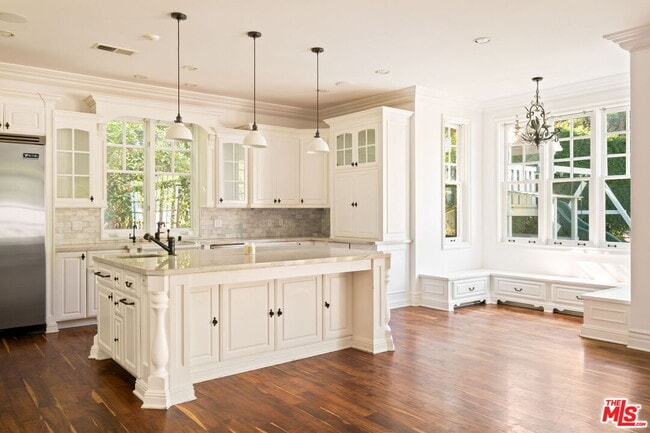 Building Photo - 765 N Almar Ave