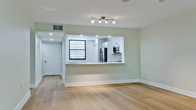 Building Photo - 542 Lakeside Dr