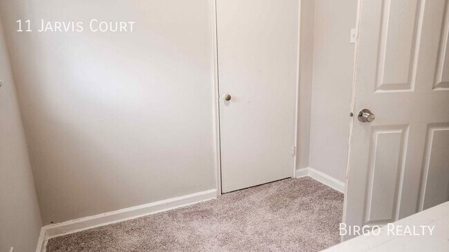 Building Photo - Move in special! First month free rent!