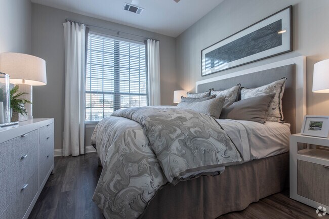 Building Photo - Luxury Living – Steps from Everything!!