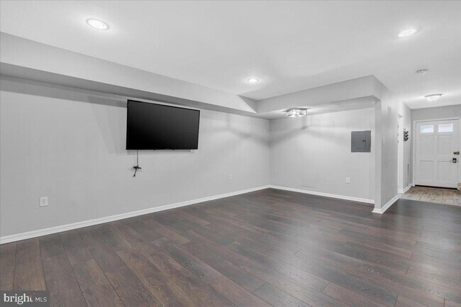 Building Photo - 5916 Mayflower Ct