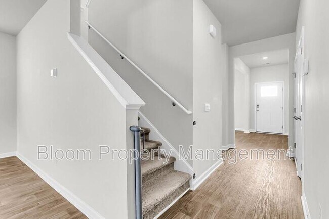 Building Photo - 205 Maple Hl Dr