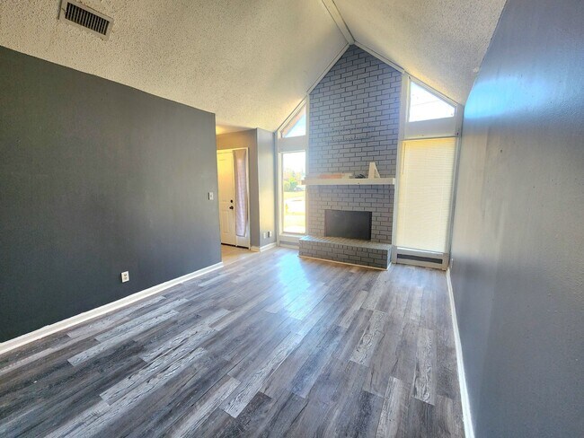 Building Photo - 3 bedroom/2bath  $1295/mth