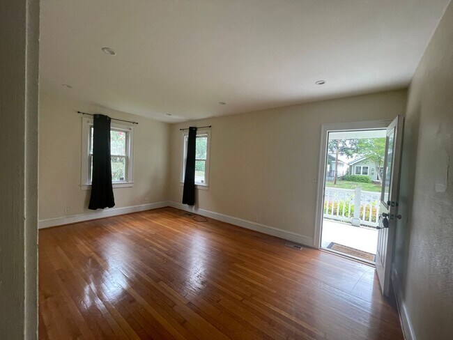Building Photo - DOWNSTAIRS DUPLEX--2 BED/ 1 BATH IN THE HE...