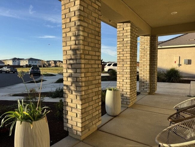 Building Photo - Beautiful 5-Bedroom Home with Solar