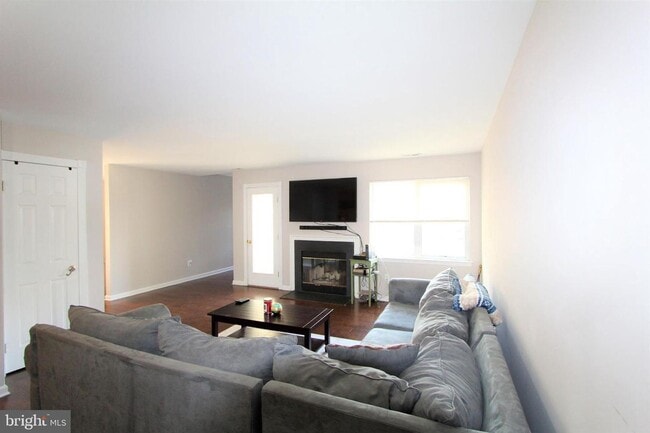 Building Photo - Crestwood 2 bed + Loft Large Condo Availab...